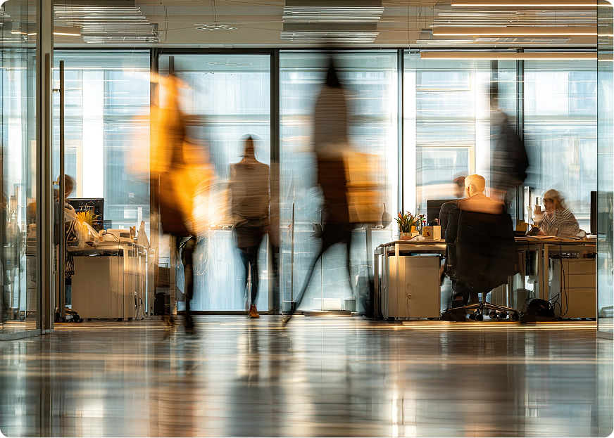 Collaborateurs dans des bureaux modernes illustrant une stratégie de logistique intégrée pour les PME.