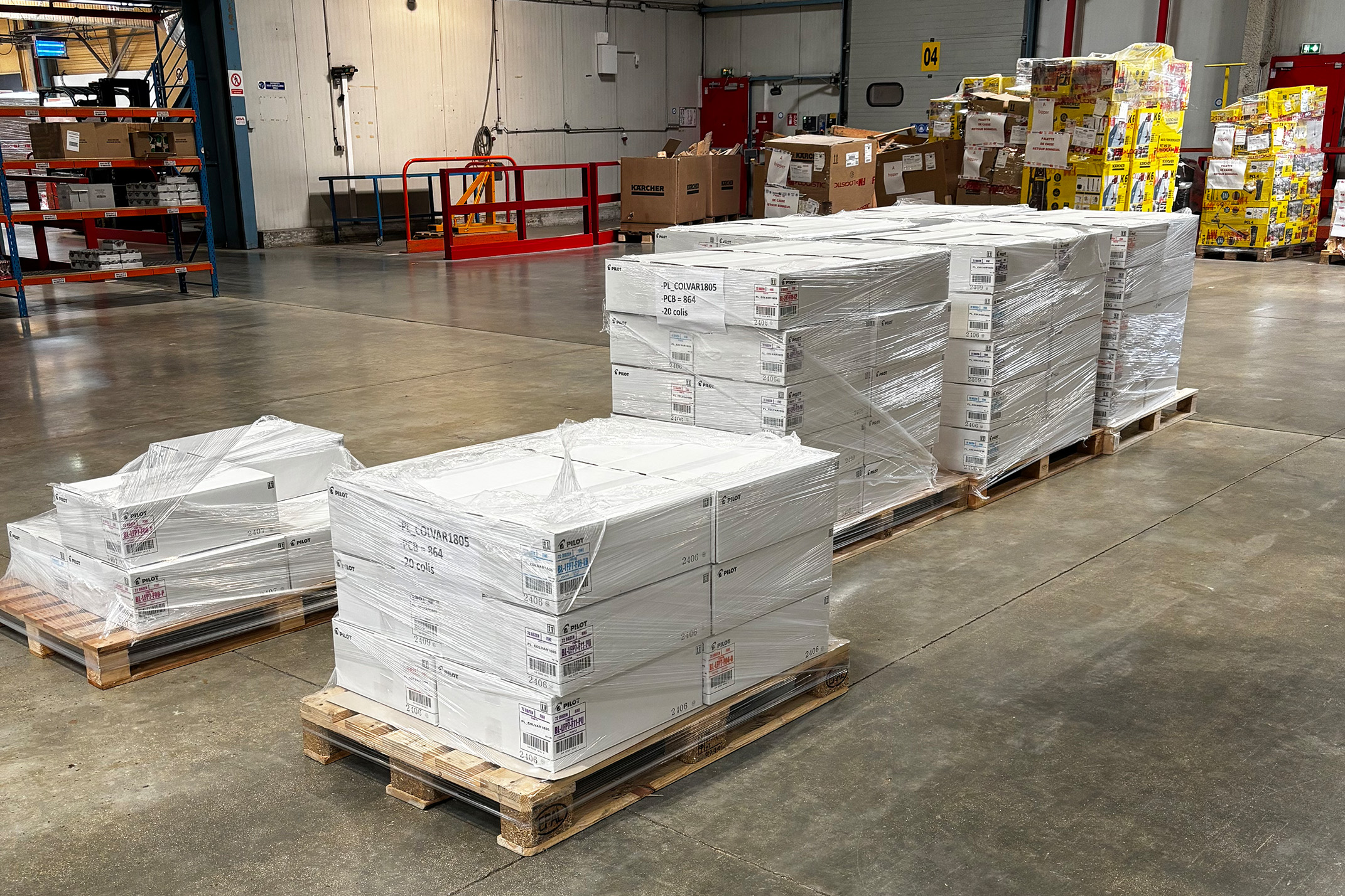 Arrivage de six palettes de stylos destinées à Dons Solidaires